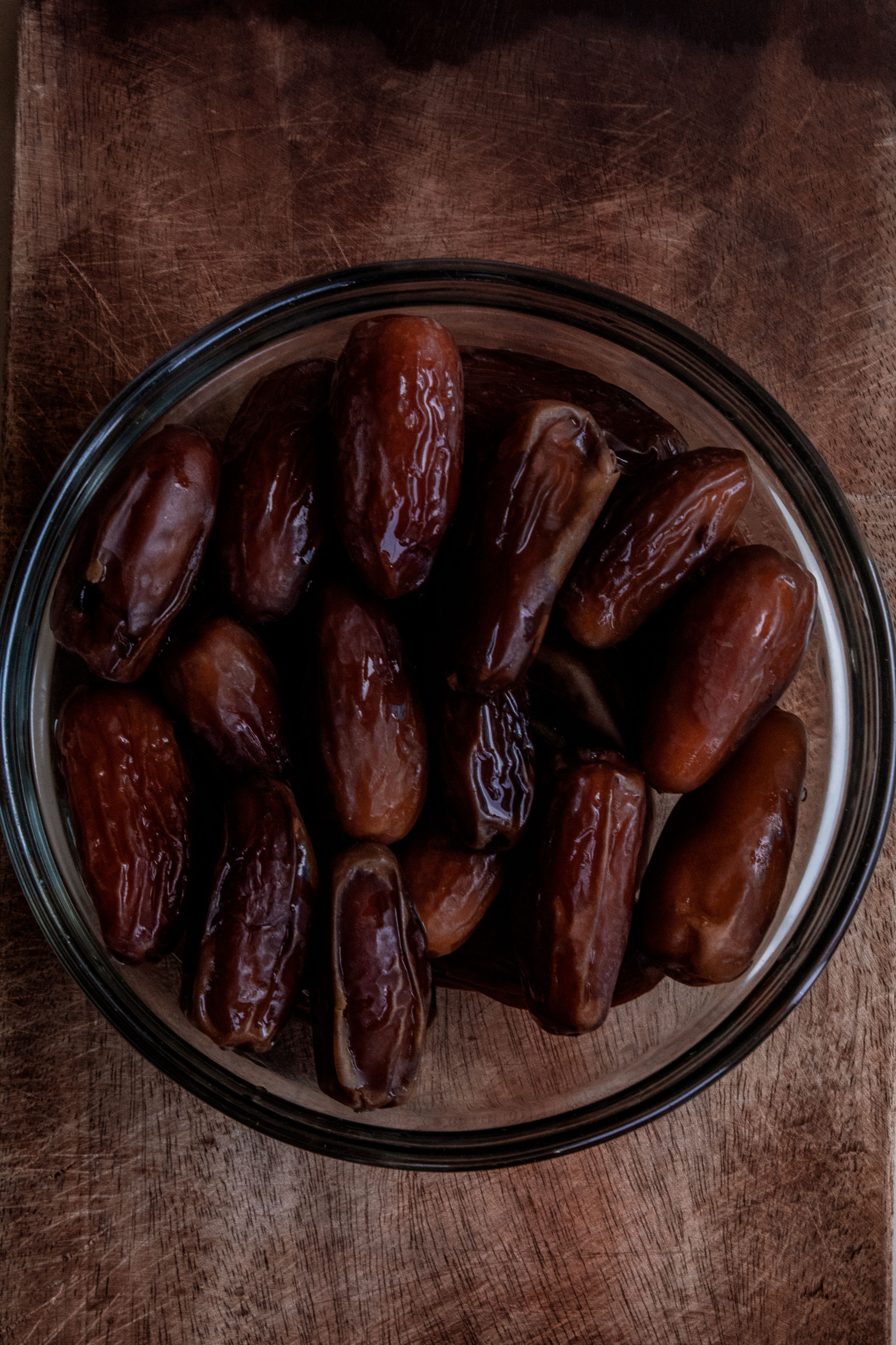 تمور فاخرة في وعاء